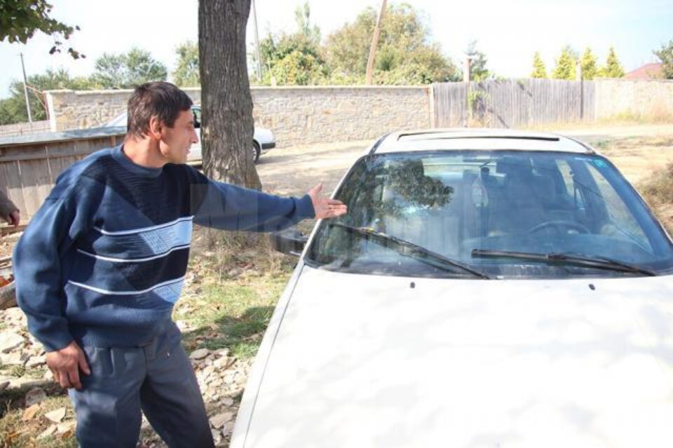 Cristi Corhan nu are nici o legătură cu PSD sau PDL, dar s-a ales cu parbrizul de la mașină spart