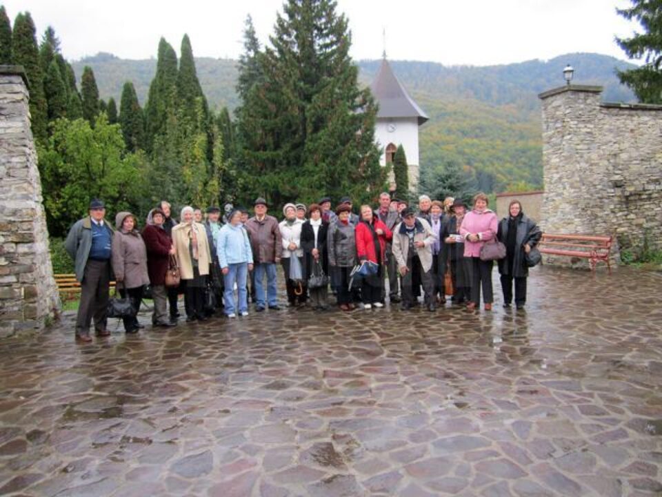 Pensionari CFR, în vizită la obiective din Suceava și Neamț
