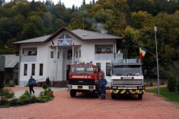 Autoutilitara de pompieri și gunoiera din dotarea Primăriei Brodina