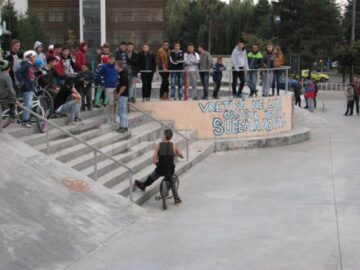 Tinerii pasionați de sporturi pe role ori pe biciclete