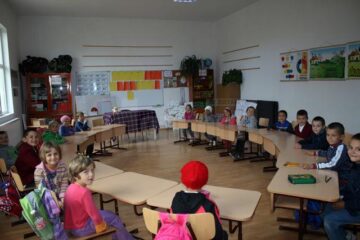 Clasa 0 de la școala Falcău a fost construită cu sprijin elvețian
