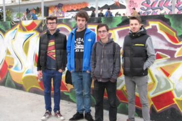 O parte din graffiterii premiați, în fața lucrării câștigătoare