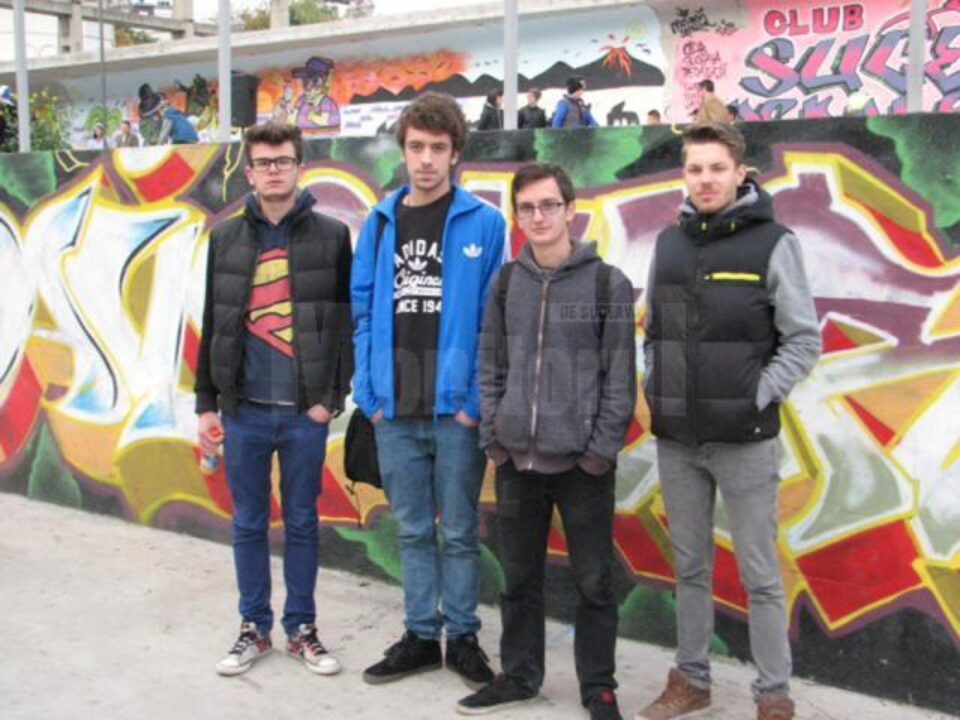 O parte din graffiterii premiați, în fața lucrării câștigătoare