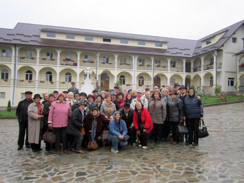 Pensionari CFR, în vizită la obiective din Suceava și Neamț