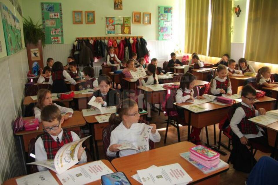 Polițiștii suceveni au realizat primul manual de pregătire juridică a celor mai mici dintre elevi
