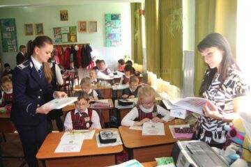 Primele manuale au fost împărțite chiar ieri elevilor din clasele I de la Școala Gimnazială „Ion Creangă” Suceava