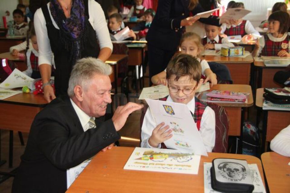 Polițiștii suceveni au realizat primul manual de pregătire juridică a celor mai mici dintre elevi