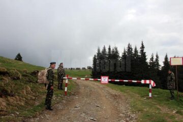 Militarii fac exerciții cu muniție reală, inclusiv cu armament greu