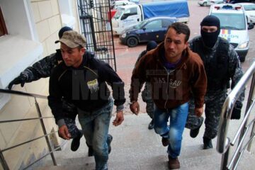 Cei trei au fost încarcerați în arestul Inspectoratului de Poliție Județean Suceava, pentru o perioadă de cel puțin 30 de zile, sub acuzația de tentativă de omor