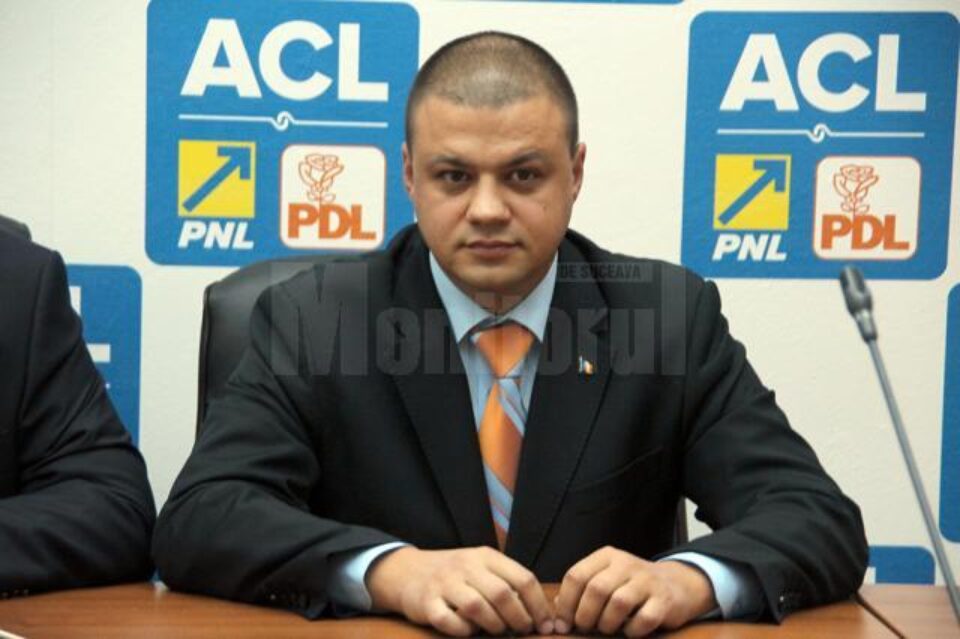 Viceprimarul liberal al Sucevei, Ovidiu Doroftei, a declarat ieri, în cadrul unei conferințe de presă, că asupra sa au fost exercitate presiuni pentru a părăsi PNL Viceprimarul liberal al Sucevei, Ovidiu Doroftei, a declarat ieri, în cadrul unei conferințe de presă, că asupra sa au fost exercitate presiuni pentru a părăsi PNL