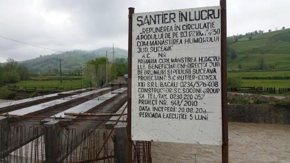 Podul de la Mănăstirea Humorului ar putea fi finalizat până la sfârșitul lui noiembrie