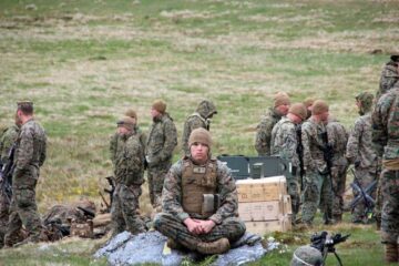 Militarii fac exerciții cu muniție reală, inclusiv cu armament greu
