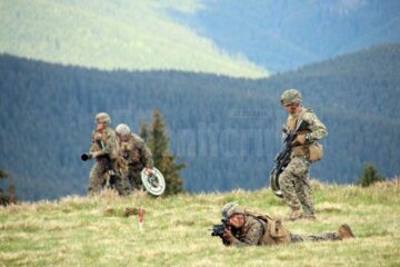 Militarii fac exerciții cu muniție reală, inclusiv cu armament greu