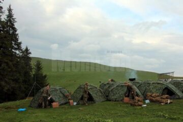 Militarii fac exerciții cu muniție reală, inclusiv cu armament greu