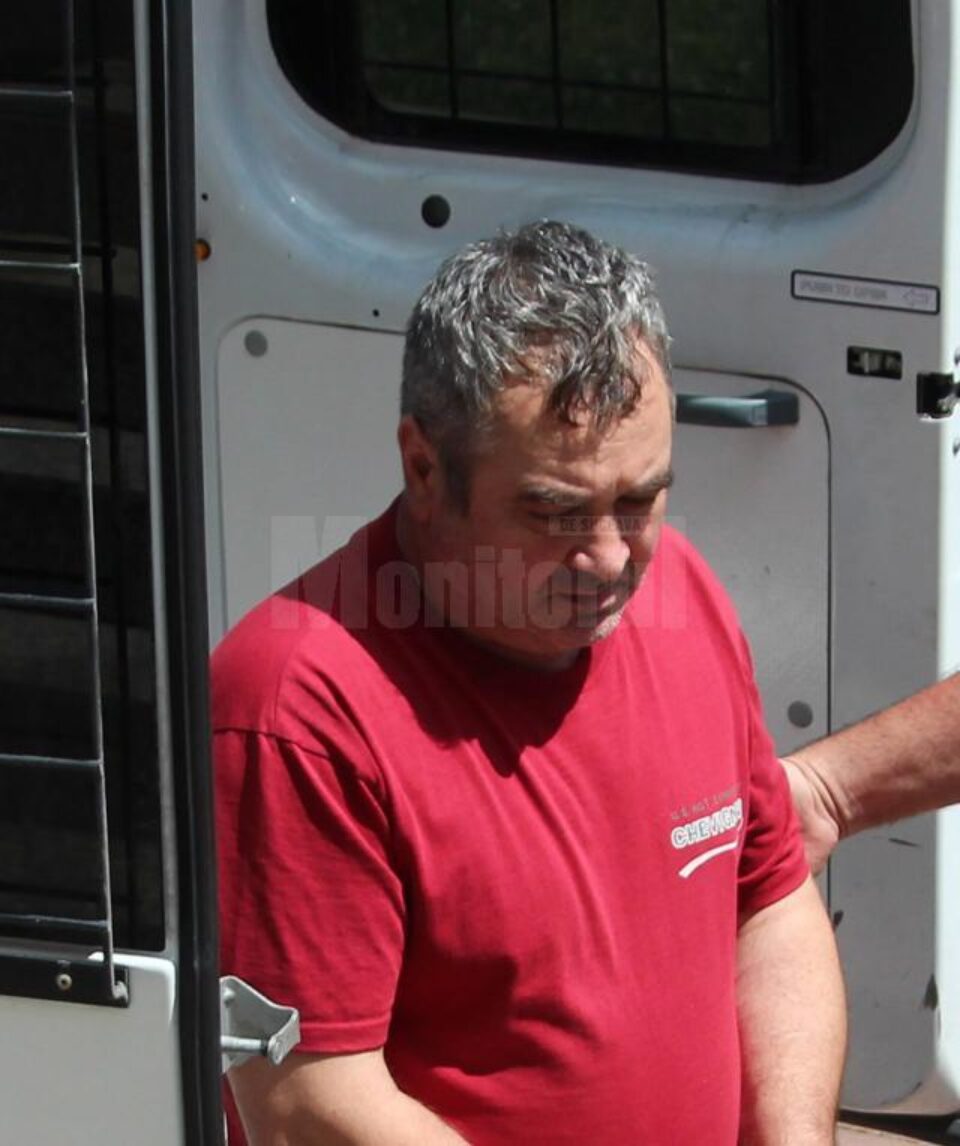 Vasile Lavric este judecat pentru o tentativă de omor comisă în urmă cu 14 ani împotriva Nicoletei Lavric, fostă Iordache, una dintre cele trei surori dispărută fără urmă Vasile Lavric este judecat pentru o tentativă de omor comisă în urmă cu 14 ani împotriva Nicoletei Lavric, fostă Iordache, una dintre cele trei surori dispărută fără urmă