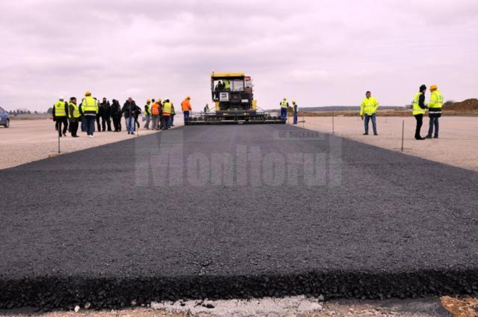 De ieri au început lucrările de asfaltare pe noua pistă de decolare/aterizare a Aeroportului „Ștefan cel Mare” din Salcea