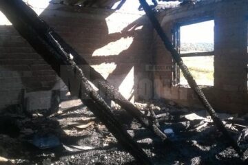 Incendiul s-a manifestat generalizat, atât la acoperiș cât și în interiorul clădirii