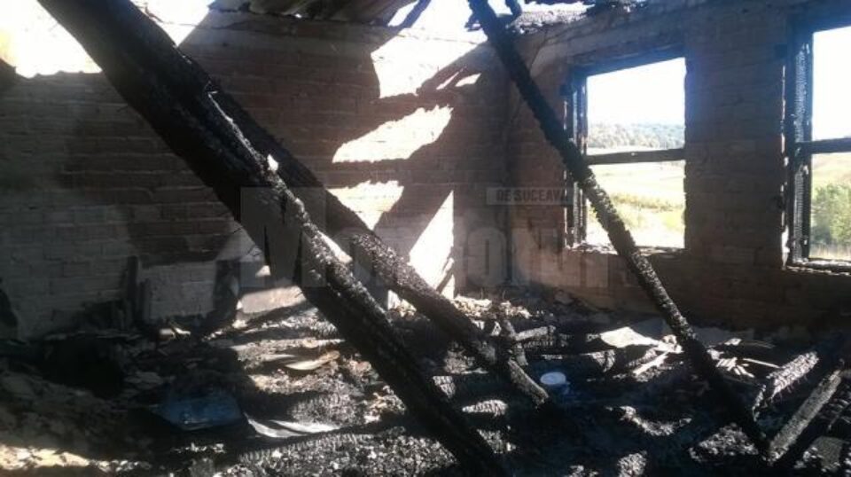 Incendiul s-a manifestat generalizat, atât la acoperiș cât și în interiorul clădirii