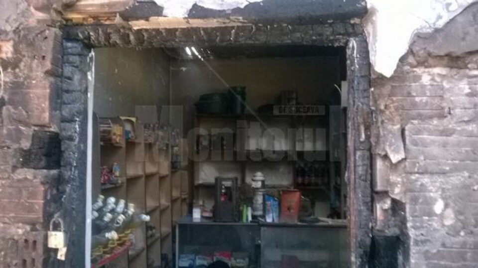 Incendiul s-a manifestat generalizat, atât la acoperiș cât și în interiorul clădirii