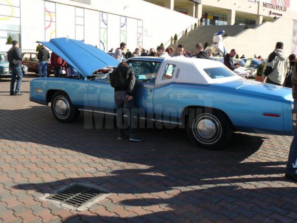 Expoziție de mașini retro, mâine, pe platoul Iulius Mall Suceava