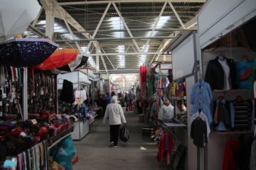 Comercianții din Bazar așteaptă de trei ani de zile ca hala nr. 3 să fie închisă