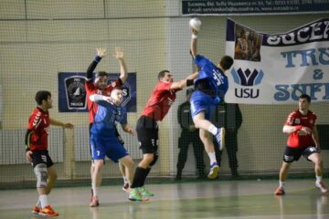 Universitatea a reușit primul succes din acest sezon, 30 - 27 cu HC Vaslui