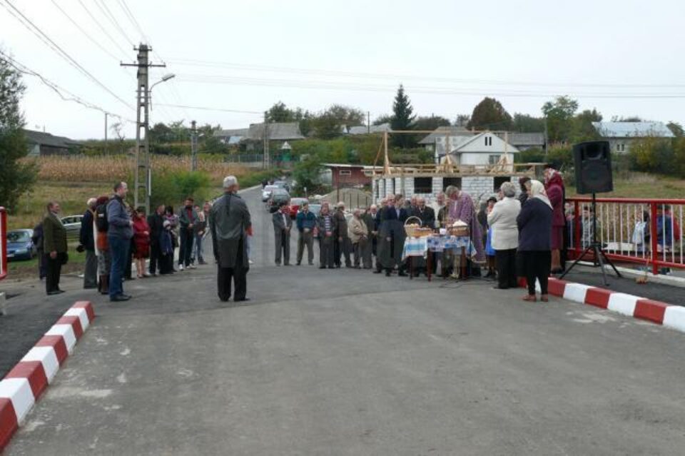 Ieri, în cartierul Țarna Mare din municipiul Fălticeni a avut loc inaugurarea podului de peste pârâul Prisaca Ieri, în cartierul Țarna Mare din municipiul Fălticeni a avut loc inaugurarea podului de peste pârâul Prisaca