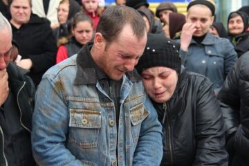 Părinții micuțului Samir, distruși la înmormântarea fiului lor cel mic