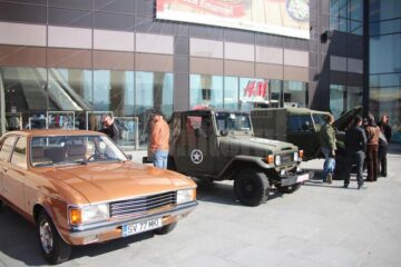 20 de mașini vechi au fost expuse la „Retro Parada Toamnei” de la Iulius Mall Suceava