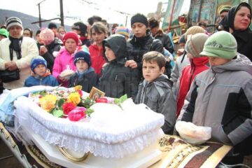Copiii au inconjurat sicriul lui Sami