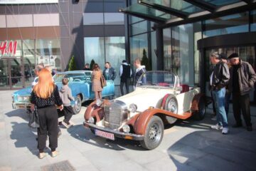 20 de mașini vechi au fost expuse la „Retro Parada Toamnei” de la Iulius Mall Suceava