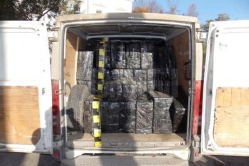 Autoutilitara plină cu țigări de contrabandă