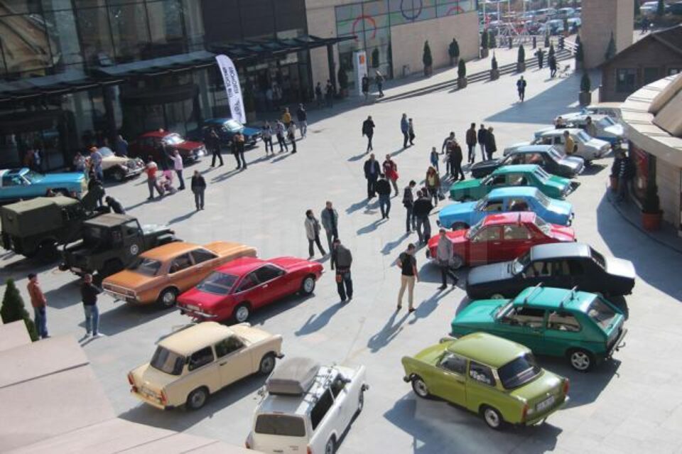 Sucevenii au admirat cele 20 de mașini retro expuse în parcarea Iulius Mall Suceava