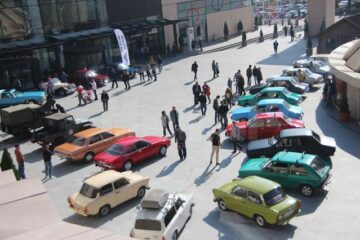 Sucevenii au admirat cele 20 de mașini retro expuse în parcarea Iulius Mall Suceava
