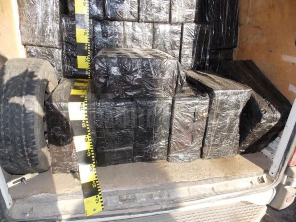 În interiorul dubei polițiștii au găsit 67 de baxuri de țigări de proveniență extracomunitară