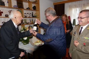 Arcadie Sfîrnaciuc a primit cadouri din partea Primăriei Suceava, la împlinirea vârstei de 101 ani