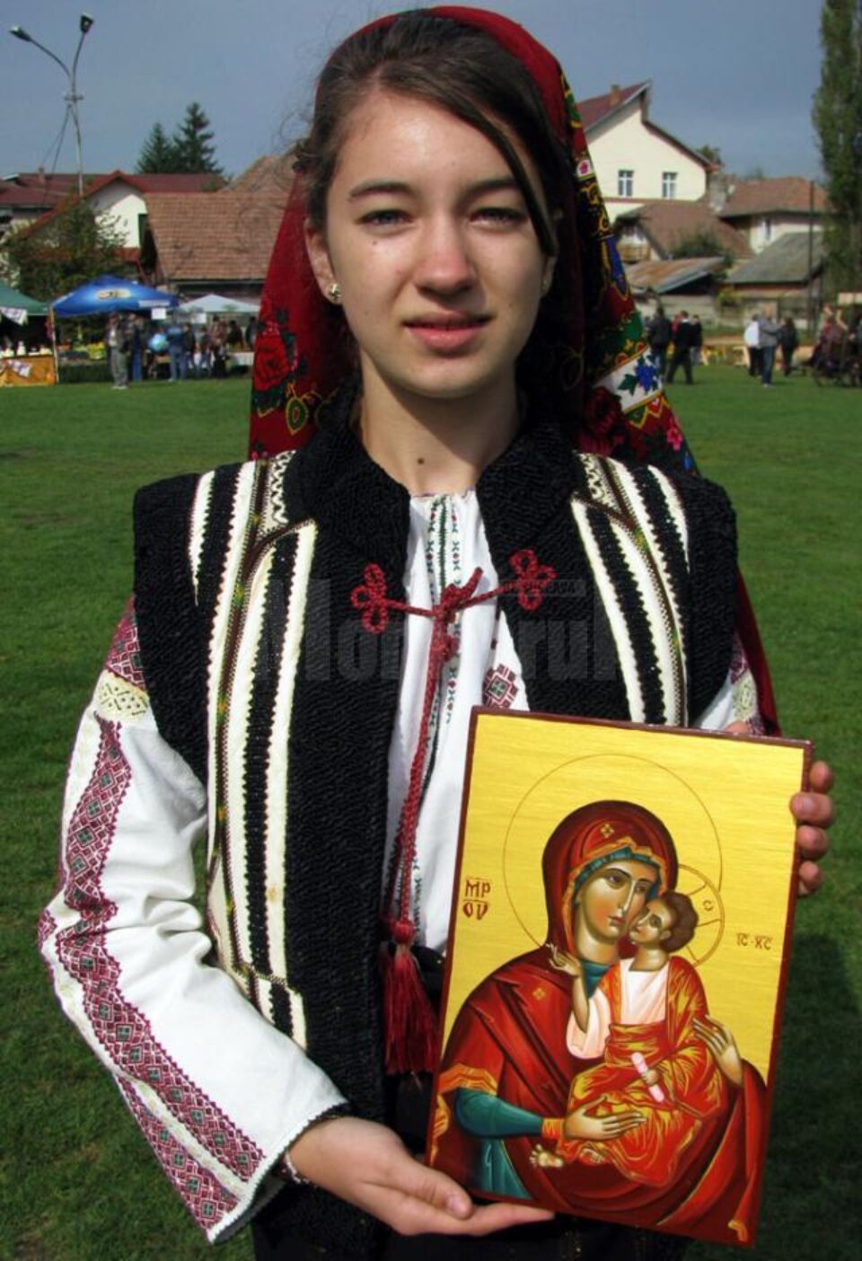 Loredana Buliga cu una din icoanele pictate de ea