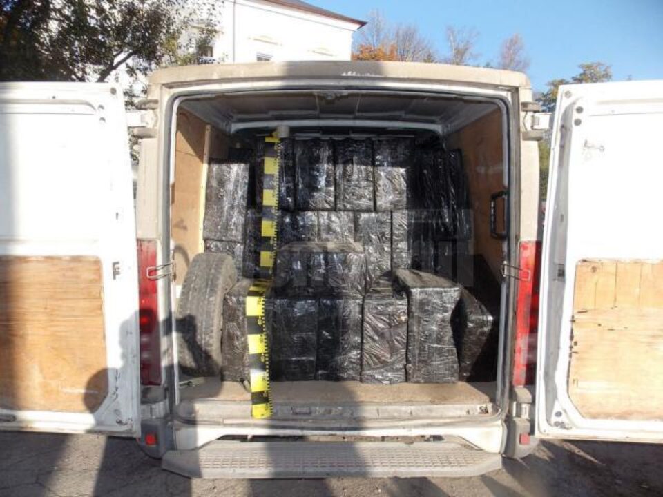 În interiorul dubei polițiștii au găsit 67 de baxuri de țigări de proveniență extracomunitară
