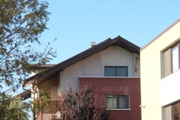 Vila de lângă Liceul cu Program Sportiv, cu o suprafață de 230 mp, în care locuiește Ilie Niță și familia sa, este scoasă la mezat pentru suma de 261.600 de euro