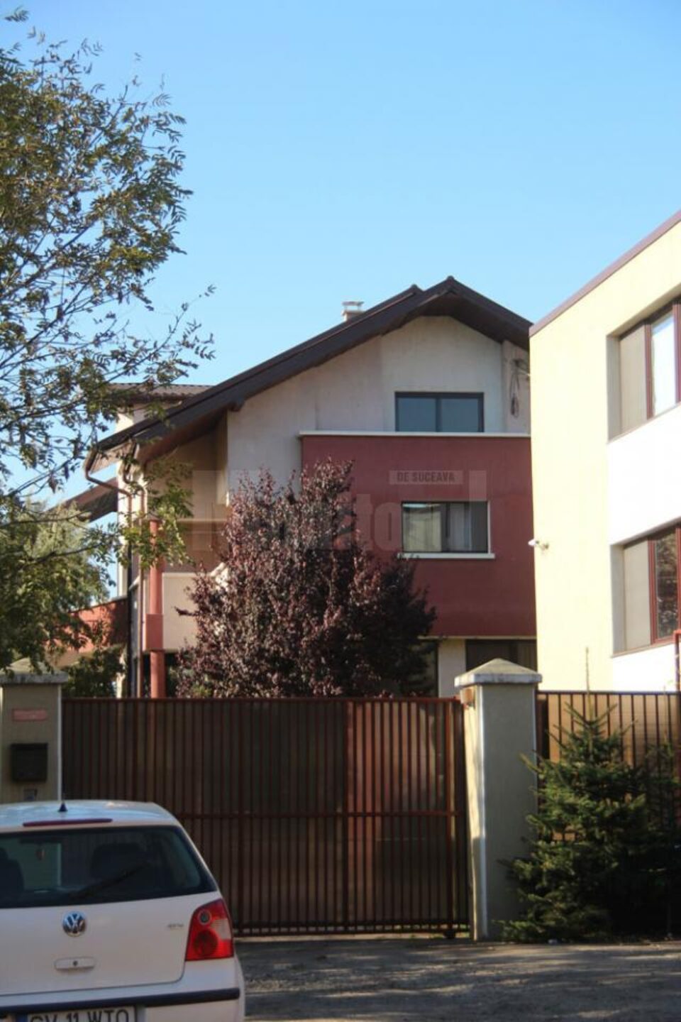 Vila de lângă Liceul cu Program Sportiv, cu o suprafață de 230 mp, în care locuiește Ilie Niță și familia sa, este scoasă la mezat pentru suma de 261.600 de euro Vila de lângă Liceul cu Program Sportiv, cu o suprafață de 230 mp, în care locuiește Ilie Niță și familia sa, este scoasă la mezat pentru suma de 261.600 de euro
