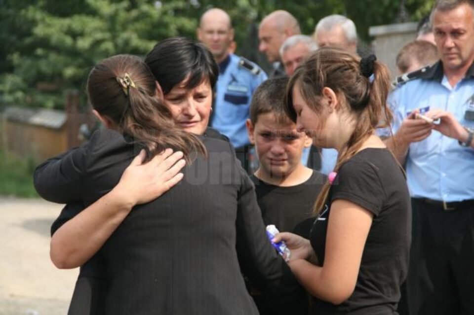 Văduva și copiii lui Niculai Costeniuc, în mijlocul colegilor veniți la înmormântare