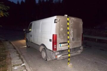 Autoutilitara Iveco a fost găsită abandonată într-o parcare de la intrarea în satul Valea Putnei, comuna Pojorâta