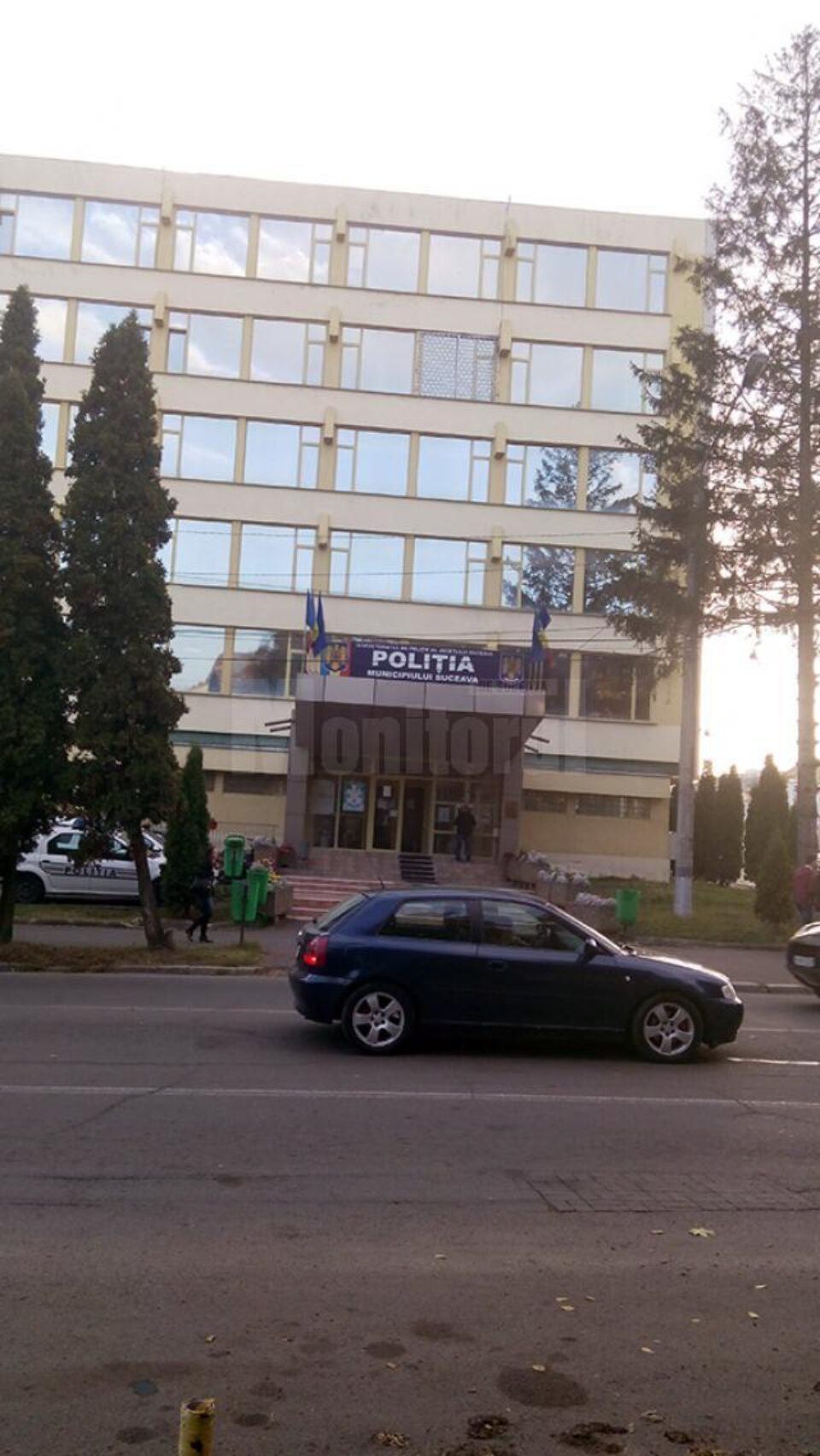 Tânărul nu a apucat să iasă din sediul Poliției municipiului Suceava, fiind prins imediat de polițiști și imobilizat