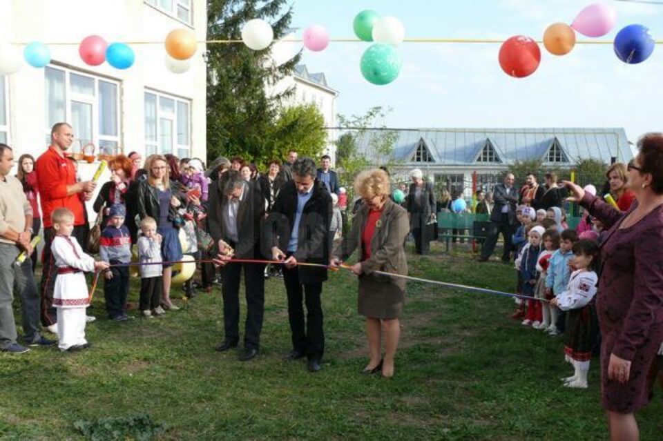 Primarul Cătălin Coman a taiat panglica inaugurală a locului de joacă