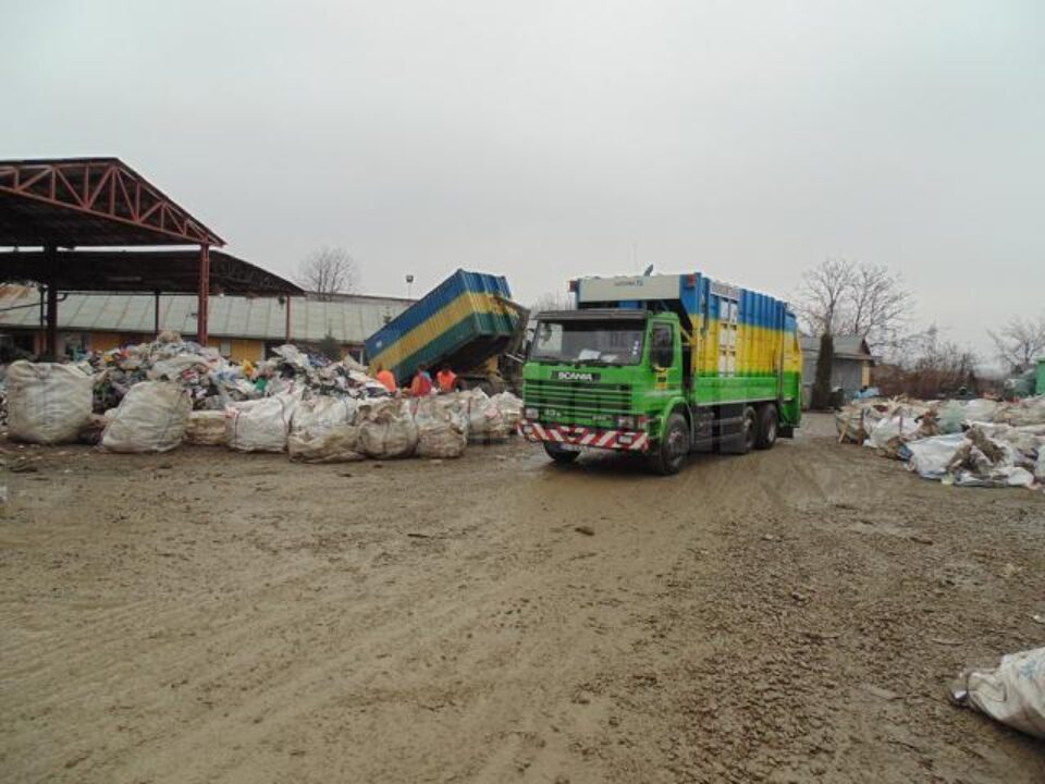 Zona de selectare a deșeurilor menajere