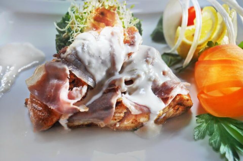 Duet din file de șalău și somon învelit în prosciutto crudo