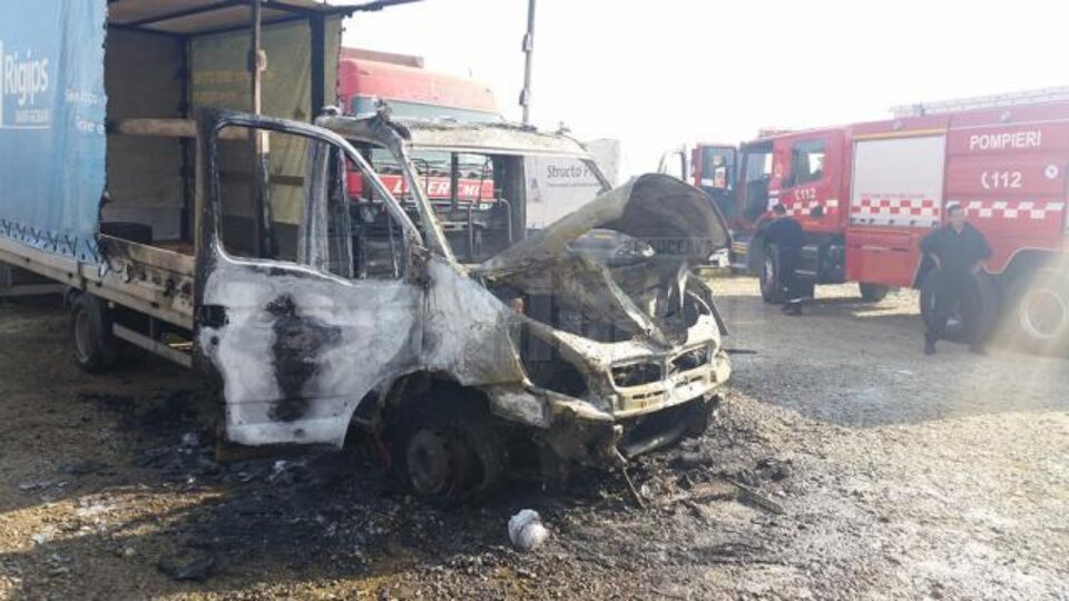 Autoutilitara a ars violent din cauza unui scurtcircuit electric, au stabilit pompierii
