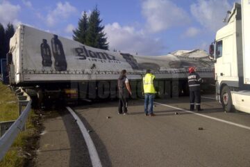 Autotrenul a rămas blocat de-a latul drumului și a blocat în totalitate traficul