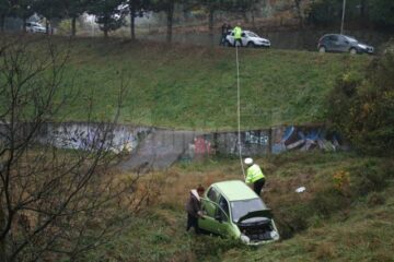 Un Matiz a plonjat de pe carosabil, pe serpentinele Sucevei