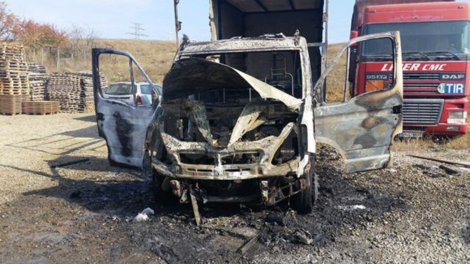 Autoutilitara a ars violent din cauza unui scurtcircuit electric, au stabilit pompierii
